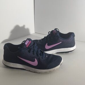 Nike Women's Dark Blue and Light Pink Athletic Shoes